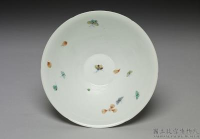 图片[2]-Bowl with lobed rim and wucai polychrome decoration of plum blossoms and butterflies, Ming dynasty, Chenghua reign (1495-1487)-China Archive